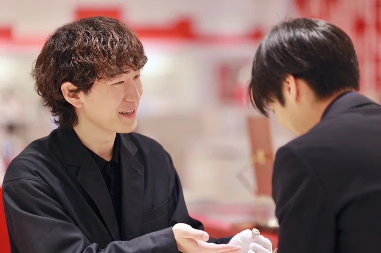 ブランド品を接客販売するスタッフ