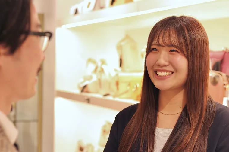 KOMEHYOで働く笑顔な女性